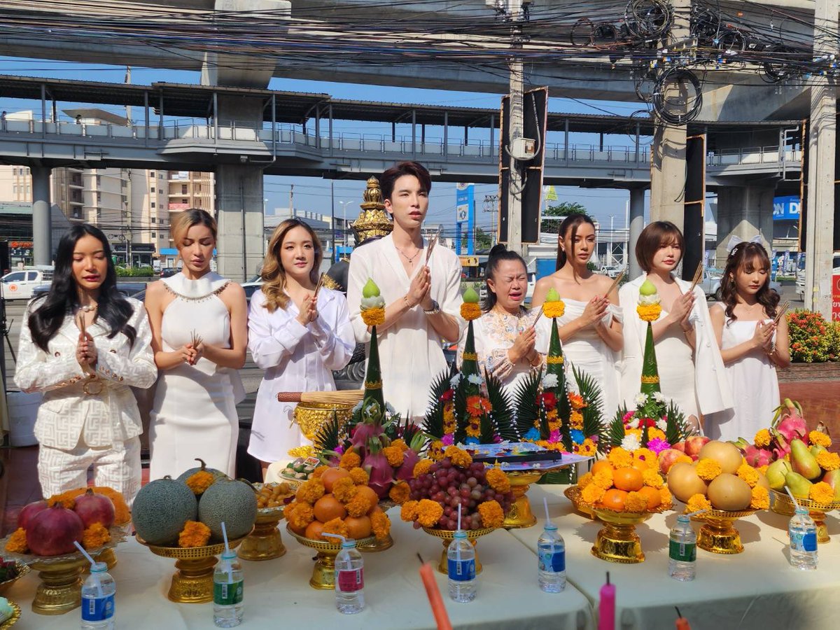 Seoulyent's tweet photo. “จูเนียร์-รณกร” ขึ้นแท่นผู้จัดฯ&amp;ผู้กำกับฯ ป้ายแดง!!! ส่งมินิซีรี่ส์ยูริ “Secret Lover” ซีรี่ส์หญิงรักหญิงลงฉาย TikTok

#JuniorRNK  #จูเนียร์รณกร #มินตัน #โนเกียสุธาสินี  #ฟรานเชสก้า #บิวนันทภัค #เฟิร์นณัฐนรี  #เอนจอยหมวยลี่นุชนาถ #SecretLover #seoulyent https://t.co/9tr0vdR0Wr