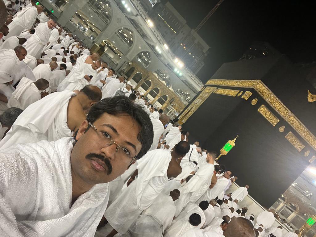SyedAmeerAShah's tweet photo. Alhamdulillah, performed 5th Umrah of my life and 2nd time most precious gift blessed by Allah to offer Isha Nimaz in front of Khana Kabah❤️ Everyone is in my prayers 🙏🏻 https://t.co/8O2YTj0xit