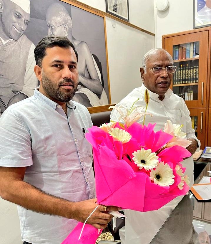 DeepakBhaardwaj's tweet photo. #CongressPresidentElection
Congratulations Sh @kharge ji #Mallikaarjunkharge for being elected as new Congress President @INCIndia https://t.co/4YM7YM3eqp