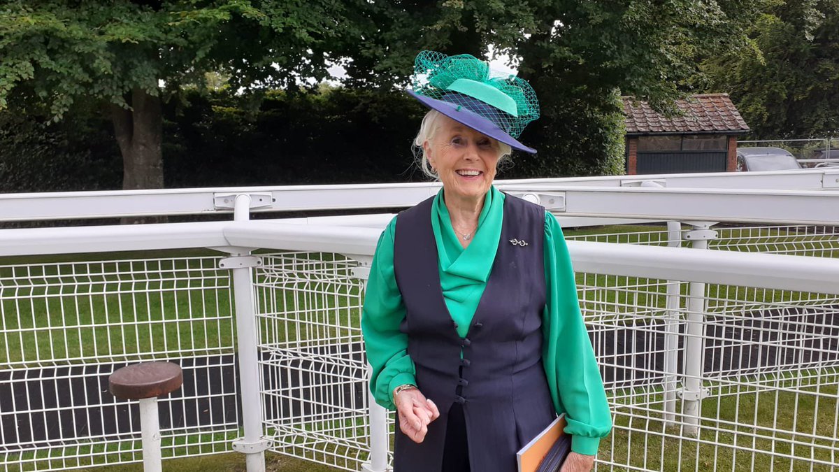 olibellracing's tweet photo. Desperately sad news that the wonderful Brenda Karn-Smith tragically passed away, having gone racing to watch one of her beloved horses run. She was an explosion of good humour, joy and colour. I feel very fortunate to have met her and send my deepest condolences to her family. https://t.co/sNhW3x3gK8