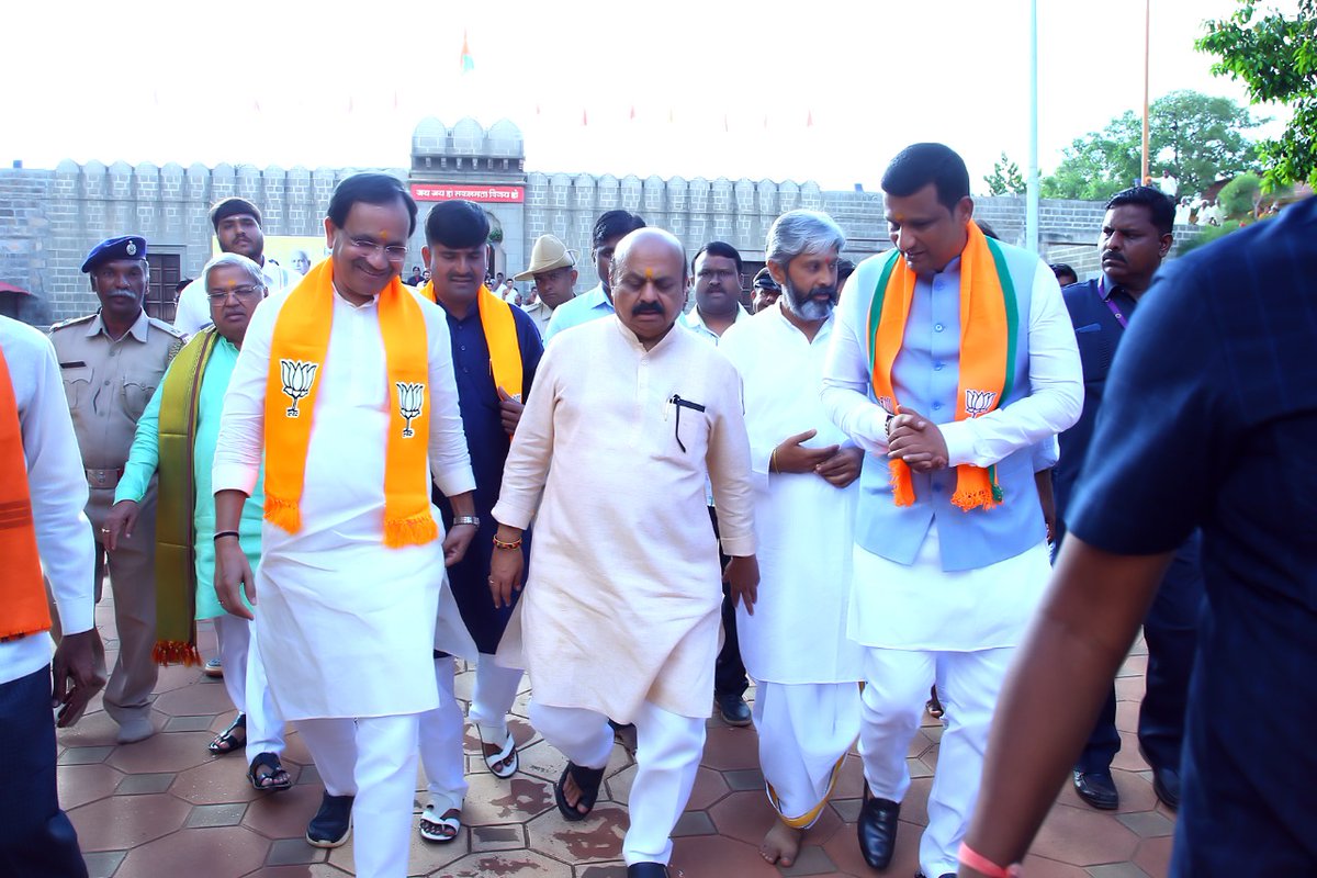 Shamrozkhan_'s tweet photo. Hartley welcome' 💐 chief minister of karnataka sri @BSBommai 'ji and  #MP of Bidar sri @bhagwantkhuba ji in #Humnabad #Karnataka,
In the coming elections,your own government will be formed in Karnataka
 @PMOIndia
@DSP4BJP
 @CMofKarnataka 
@BJP4Karnataka @bjp4bidar @BjpHumnabad https://t.co/qUMK40KxH3