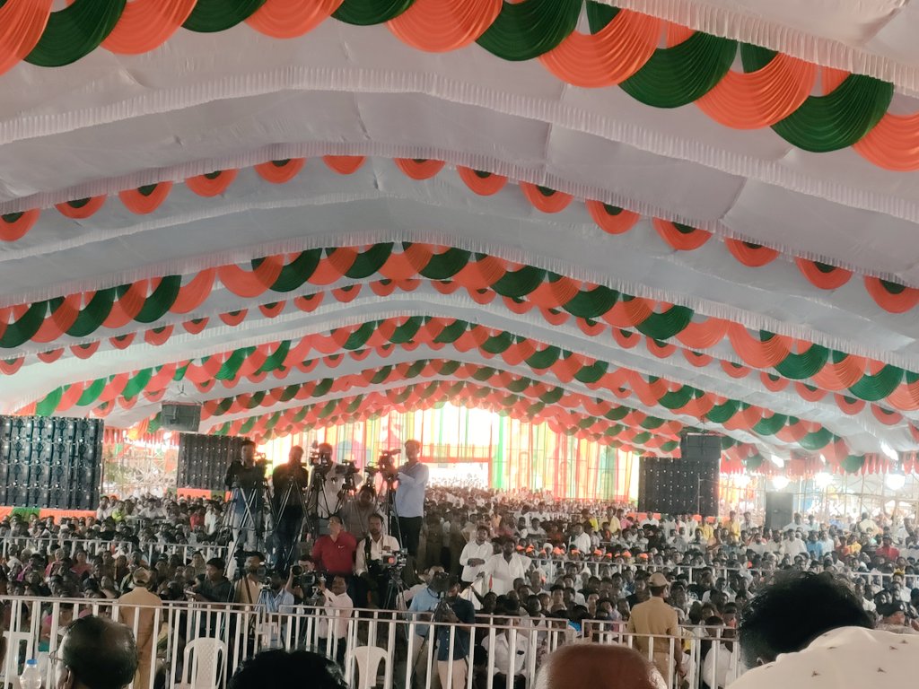 Shamrozkhan_'s tweet photo. Hartley welcome' 💐 chief minister of karnataka sri @BSBommai 'ji and  #MP of Bidar sri @bhagwantkhuba ji in #Humnabad #Karnataka,
In the coming elections,your own government will be formed in Karnataka
 @PMOIndia
@DSP4BJP
 @CMofKarnataka 
@BJP4Karnataka @bjp4bidar @BjpHumnabad https://t.co/qUMK40KxH3