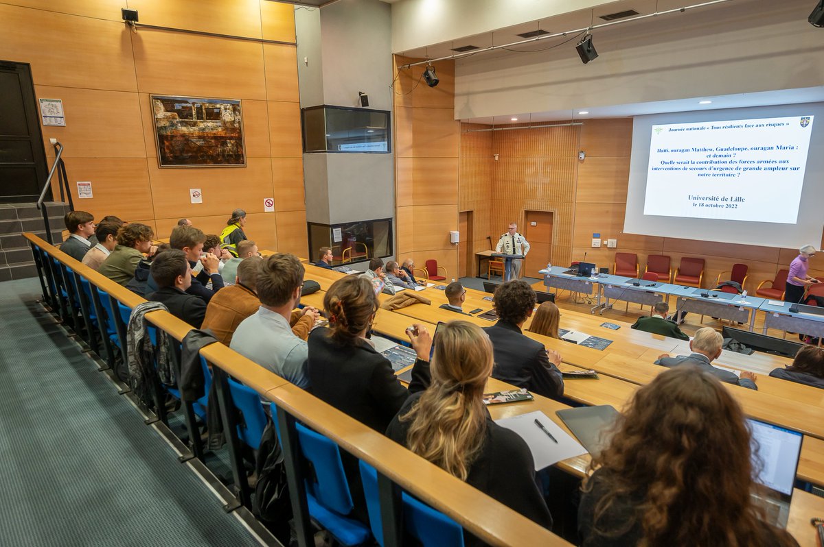 À l'occasion de la journée nationale 'Tous résilients face aux risques', ULille a reçu le Colonel Foisel pour un témoignage de son expérience en @uiisc1 et @Uiisc7, notamment auprès des étudiants du master droit public parcours droit, politique de défense & de sécurité nationale.