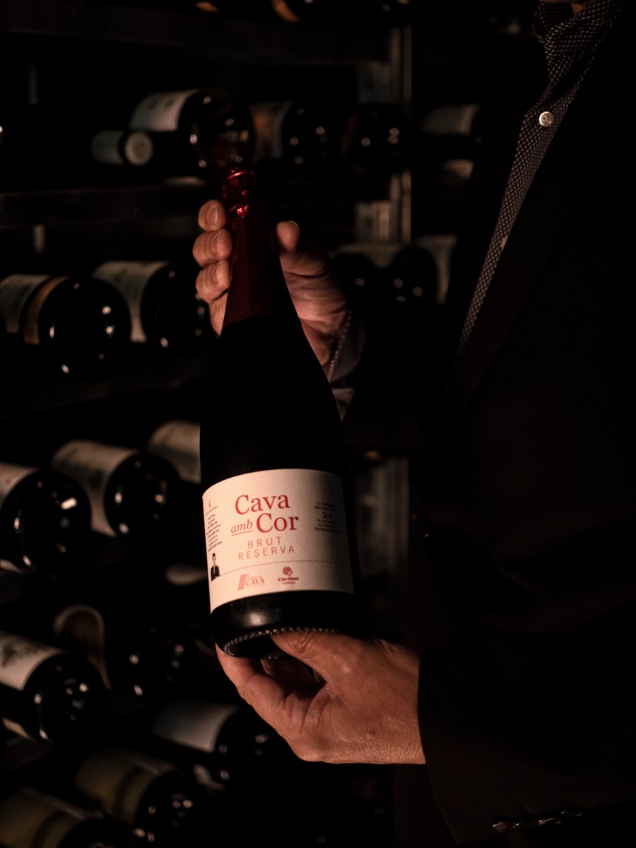 caritasdtr's tweet photo. 🔍 Busca el teu supermercat més proper on pots trobar el cava solidari #CavaAmbCor 🍾 de la @confrariacava, apadrinat per Josep Roca del @CanRocaCeller 👉 https://t.co/GEF8ahbx9s
Una part dels beneficis es destinen a projectes d’infància 👦👧🏽 de Càritas arreu de Catalunya. https://t.co/cVqZ77pIaF
