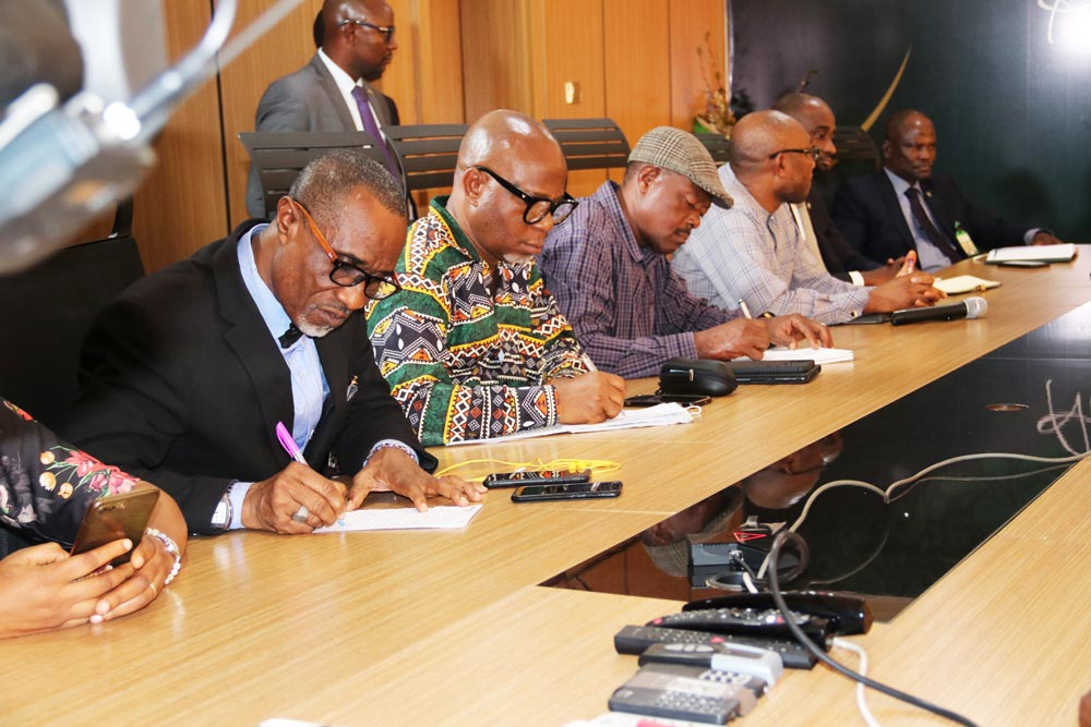 JaizBankNG's tweet photo. A Media Parley with Jaiz Bank Management led by the Managing Director Dr. Sirajo Salisu and Finance Correspondents Association of Nigeria (FICAN). The FICAN was led by its Chairman, Nduka Chiejera.
#JaizBank #JaizLifestyle #JaizCares #jaizbank10thyearanniversary https://t.co/dDXQXiFgll