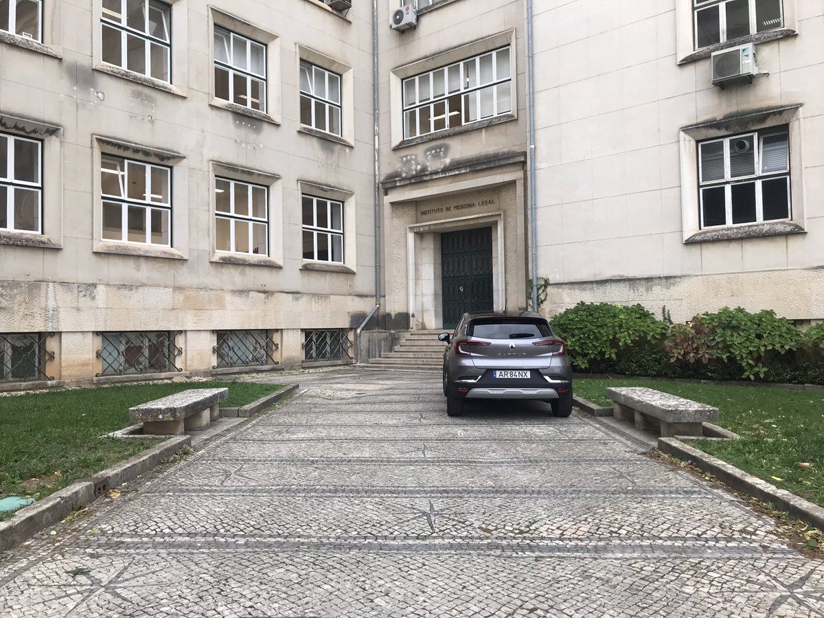 Bom senso: as pessoas não podem estacionar os seus carros à porta do local de trabalho 
Pessoas: