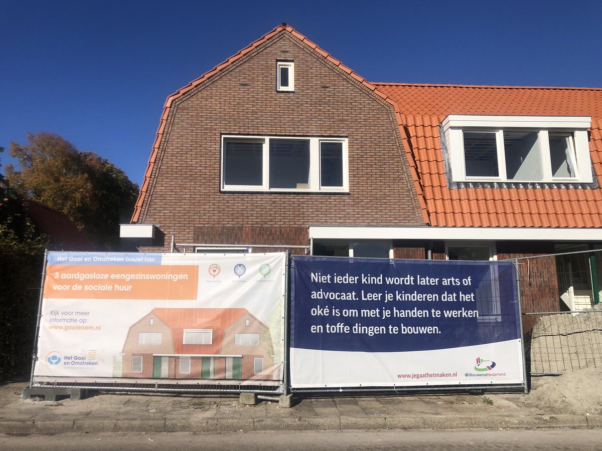ManonPattynama's tweet photo. Uit de steigers! #herbouw #nieuwbouw van drie #corporatie #woningen #monumentaal ensemble. Verwoest door brand is het herbouwen van deze jaren 30 woningen binnen bouwbesluit keurslijf een uitdaging: contrasterend eigentijds of aansluitend? Welstand koos de laatste: familievariant https://t.co/dp3xvO0q63