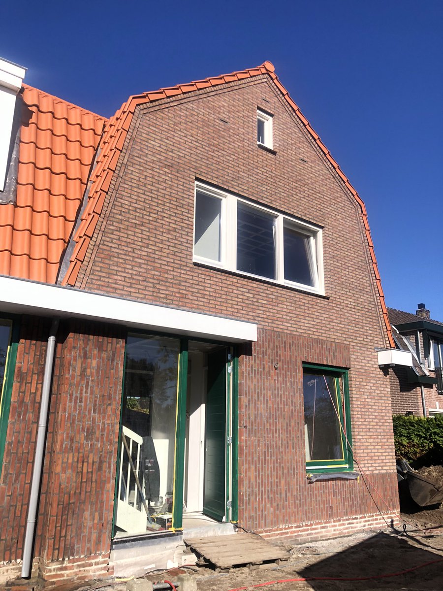 ManonPattynama's tweet photo. Uit de steigers! #herbouw #nieuwbouw van drie #corporatie #woningen #monumentaal ensemble. Verwoest door brand is het herbouwen van deze jaren 30 woningen binnen bouwbesluit keurslijf een uitdaging: contrasterend eigentijds of aansluitend? Welstand koos de laatste: familievariant https://t.co/dp3xvO0q63