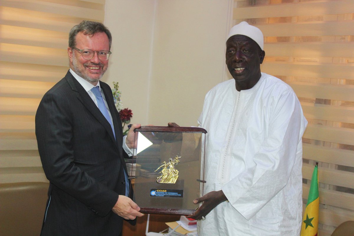 LUinDAKAR's tweet photo. 🇸🇳🤝🇱🇺L'Ambassadeur Georges Ternes @wiltheim a rencontré hier le Président de la Chambre de Commerce de Dakar (#CCIAD), M. Abdoulaye Sow. L'échange a porté sur le renforcement des relations économiques et commerciales entre nos deux pays dans différents secteurs d'intérêt mutuel. https://t.co/iS3872P4aO