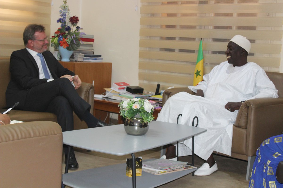 LUinDAKAR's tweet photo. 🇸🇳🤝🇱🇺L'Ambassadeur Georges Ternes @wiltheim a rencontré hier le Président de la Chambre de Commerce de Dakar (#CCIAD), M. Abdoulaye Sow. L'échange a porté sur le renforcement des relations économiques et commerciales entre nos deux pays dans différents secteurs d'intérêt mutuel. https://t.co/iS3872P4aO