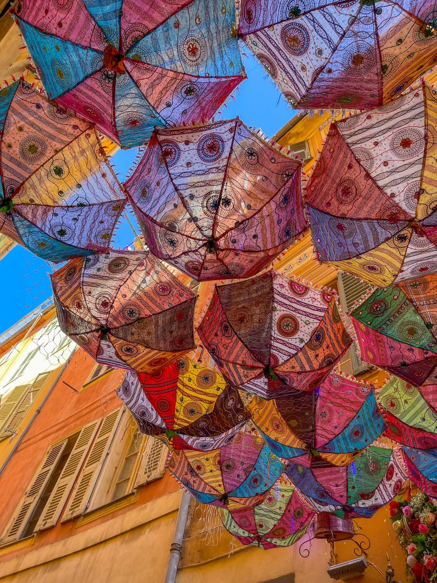 summerhotels_'s tweet photo. Les célèbres parapluies de la rue droite dans le Vieux-Nice 😍☂

#Nicefrance #Cotedazurfrance #Explorenicecotedazur https://t.co/gOmqRxEFOa