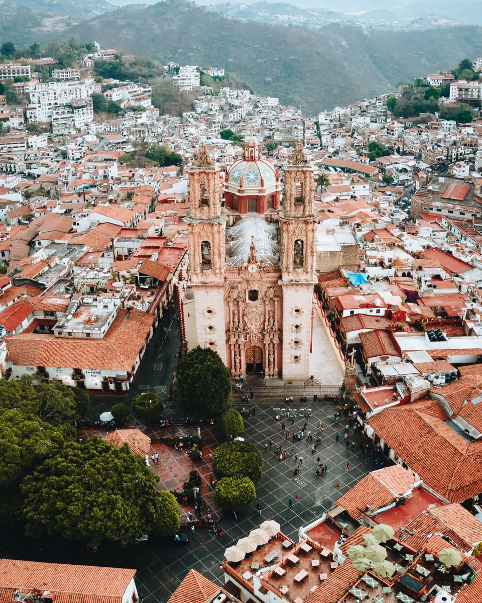 insta_Hop's tweet photo. Taxco, Mexico, is the home of the Mexican Silver. 🌟
The town located southwest of Mexico City,  and it is renowned for its silver jewelry production and other craftwork. 

#hopwithjoy #mexicotravel https://t.co/SnwLnhJjMR