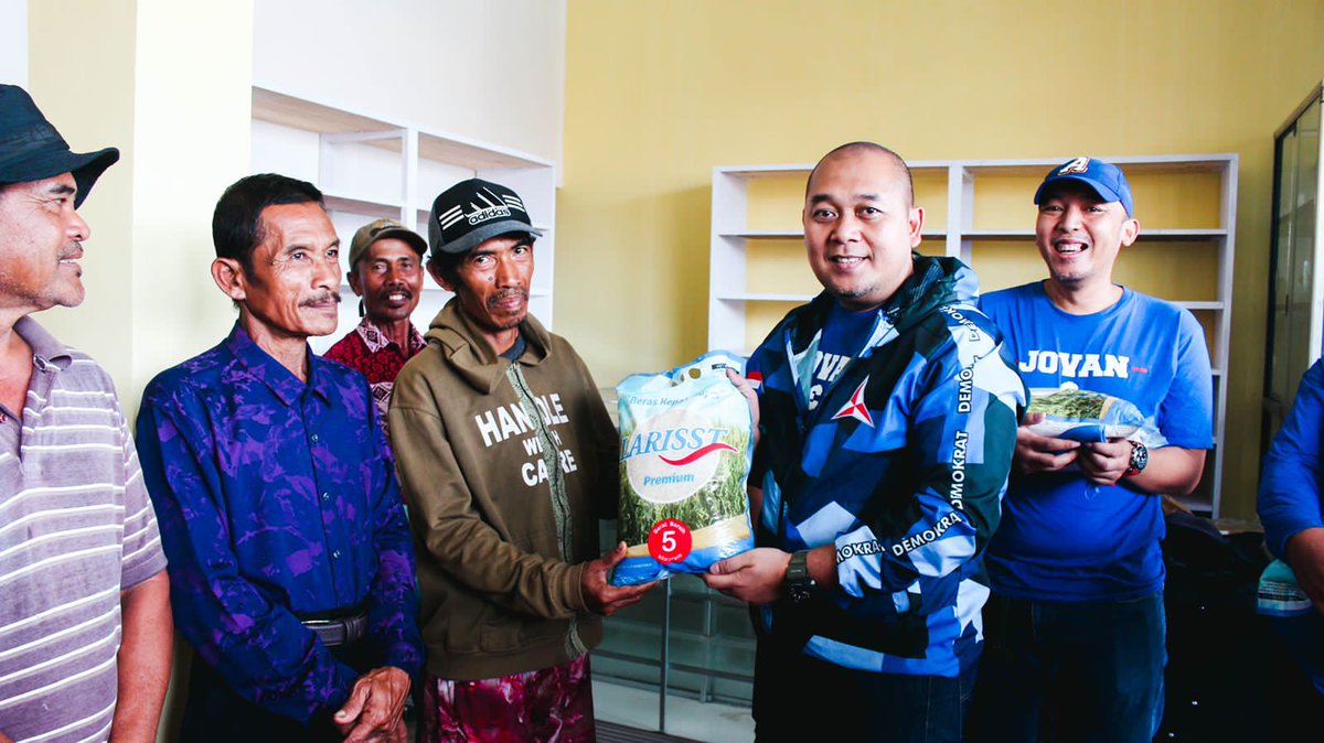 AgusYudhoyono's tweet photo. Terima kasih kepada seluruh kader yg telah membantu masyarakat yg saat ini dilanda banjir baik di Bali, Cianjur &amp; sejumlah wilayah lainnya. Mudah2an bantuan dan usaha yang kita berikan dpt meringankan beban warga setempat. Tetap waspada &amp; jaga keselamatan. https://t.co/56K7JI7fNv