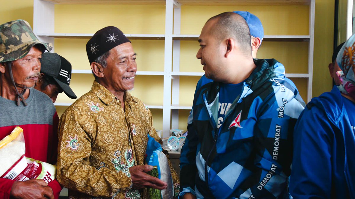 AgusYudhoyono's tweet photo. Terima kasih kepada seluruh kader yg telah membantu masyarakat yg saat ini dilanda banjir baik di Bali, Cianjur &amp; sejumlah wilayah lainnya. Mudah2an bantuan dan usaha yang kita berikan dpt meringankan beban warga setempat. Tetap waspada &amp; jaga keselamatan. https://t.co/56K7JI7fNv