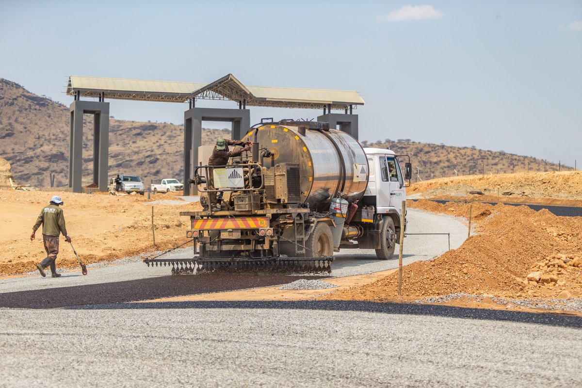OngosV's tweet photo. Keeping up with Ongos Valley Development.
#ongosvalley #development #realestate #progressonsite #smartcity #greencity #phase1 #housingnamibia #homeowners #maingate #gatedcommunity https://t.co/zBkyLp0XpO