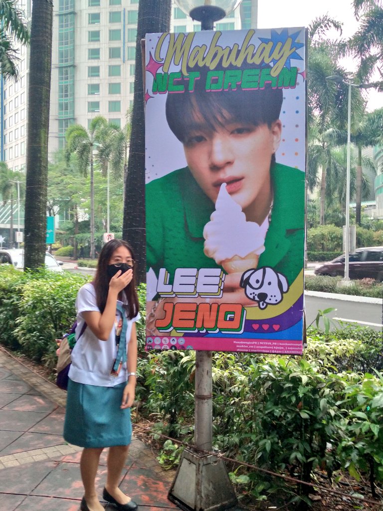 jaeminmart's tweet photo. nahiya pa nung may dumaan HSJSJSKSKD JENO POGI SAUR MUCH !! 🥲🤍
#7DREAMSugarPopStreet 
#JENO
@00princejeno #PoppingWithDREAM https://t.co/m3rnCuA2mz