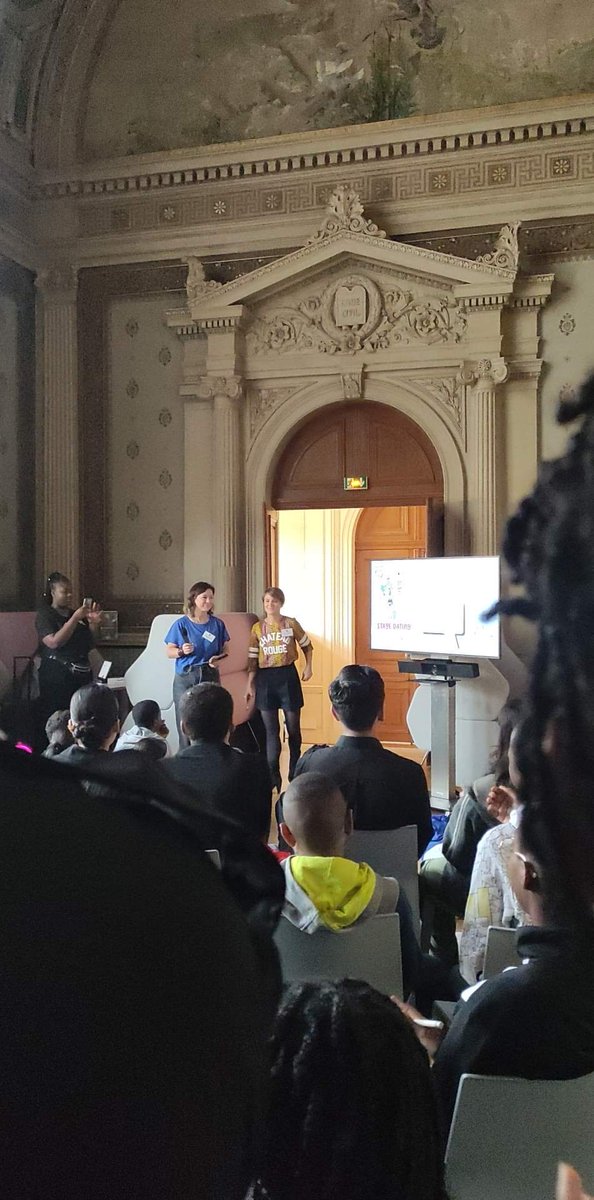 NassiraELM's tweet photo. Donner envie aux collégiens de ne rien s'interdire pour leur avenir car tout est possible tout en leur rappelant que oui, quand on vient de milieux modestes on en chie ! Jamais évident mais c'était encore mon message ce matin. Bravo @ViensVoirMonTaf pour l'engagement ! #stagede3e https://t.co/dxWU2VXmSL