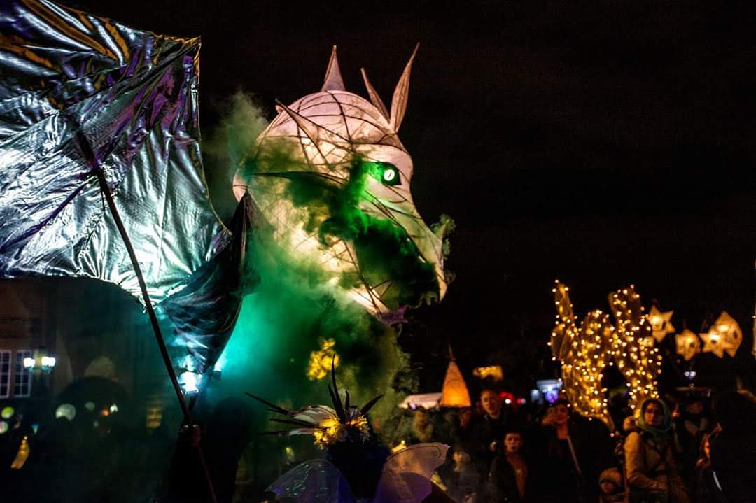 It's not long until our Lister's lantern parade on Fri October 28th, Lister Park at 6pm. Heres some images of previous parades to wet your appetite. @PeaceArtistes @bradford2025 @SabbiyahPervez @InterculturedF @StoriesAlive @aamtawaheedart @Islamic_Artist @looby_h @fettleandfable