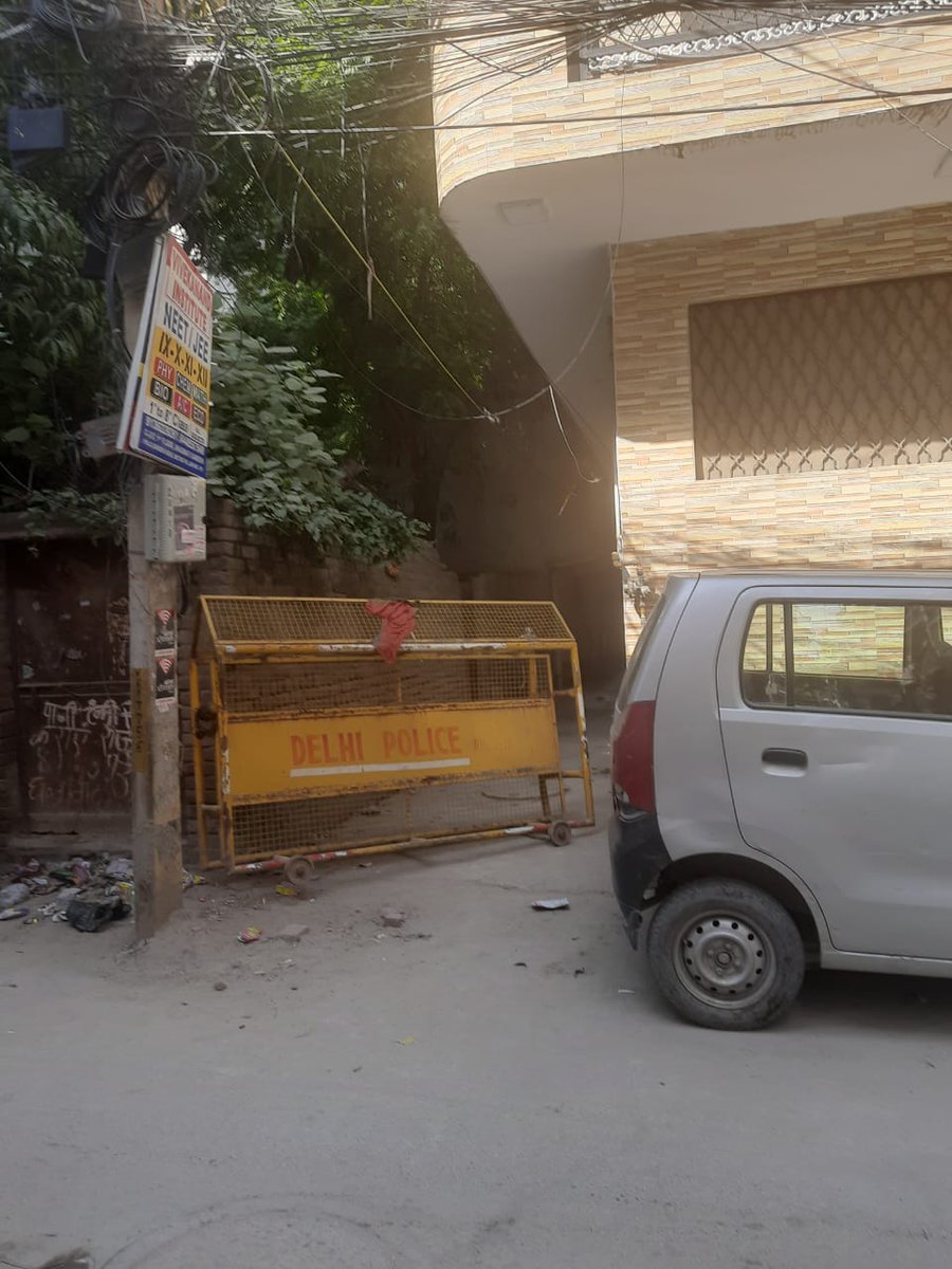 wikipuneet's tweet photo. @dcwestzone @MCD_Delhi 
Garbage Clean up does not happen regularly from those places where it is heaped daily.
Secondly, road sweeping is not being done properly. During sweeping a lot of soil left as it is where the accumulated garbage is piled.Small heap are made of soil now. https://t.co/0DBxEEDRw9