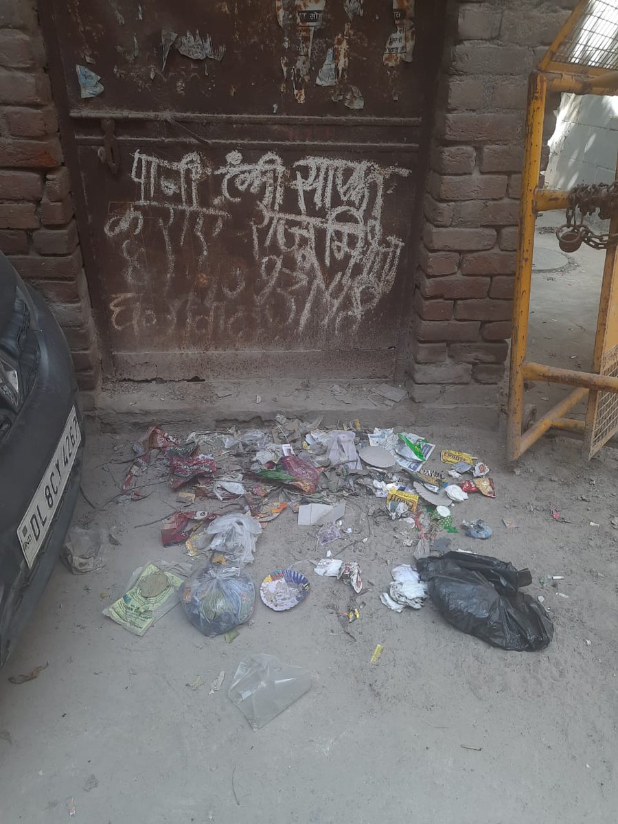 wikipuneet's tweet photo. @dcwestzone @MCD_Delhi 
Garbage Clean up does not happen regularly from those places where it is heaped daily.
Secondly, road sweeping is not being done properly. During sweeping a lot of soil left as it is where the accumulated garbage is piled.Small heap are made of soil now. https://t.co/0DBxEEDRw9