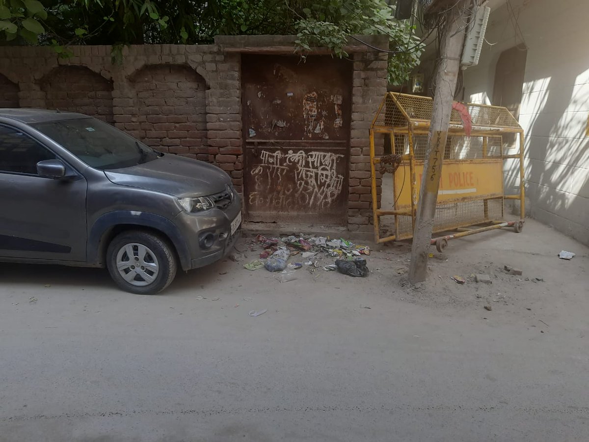 wikipuneet's tweet photo. @dcwestzone @MCD_Delhi 
Garbage Clean up does not happen regularly from those places where it is heaped daily.
Secondly, road sweeping is not being done properly. During sweeping a lot of soil left as it is where the accumulated garbage is piled.Small heap are made of soil now. https://t.co/0DBxEEDRw9