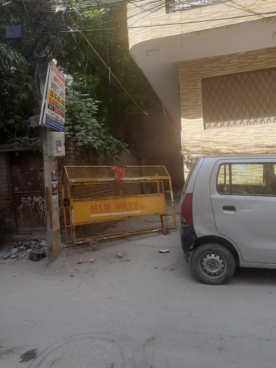 wikipuneet's tweet photo. @dcwestzone @MCD_Delhi 
Garbage Clean up does not happen regularly from those places where it is heaped daily.
Secondly, road sweeping is not being done properly. During sweeping a lot of soil left as it is where the accumulated garbage is piled.Small heap are made of soil now. https://t.co/0DBxEEDRw9