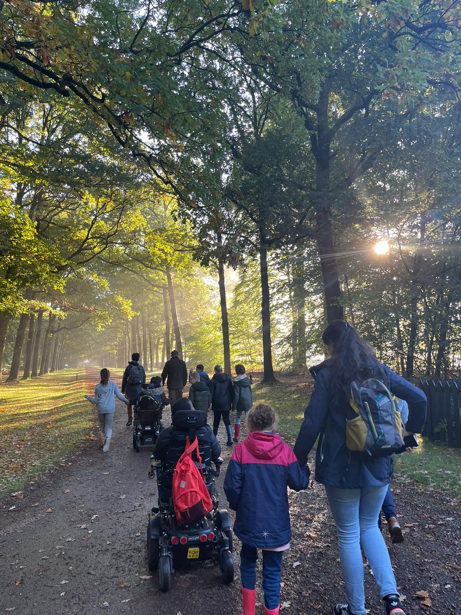 Hier bij @HetKroonpad pakken we de, soms letterlijk, gouden momenten. #GiGaGroen ...rood...oranje...geel op pad met de boswachter. Ontdekkend leren, Samen in verbinding met de natuur. #kinderboekenweek #afsluiting