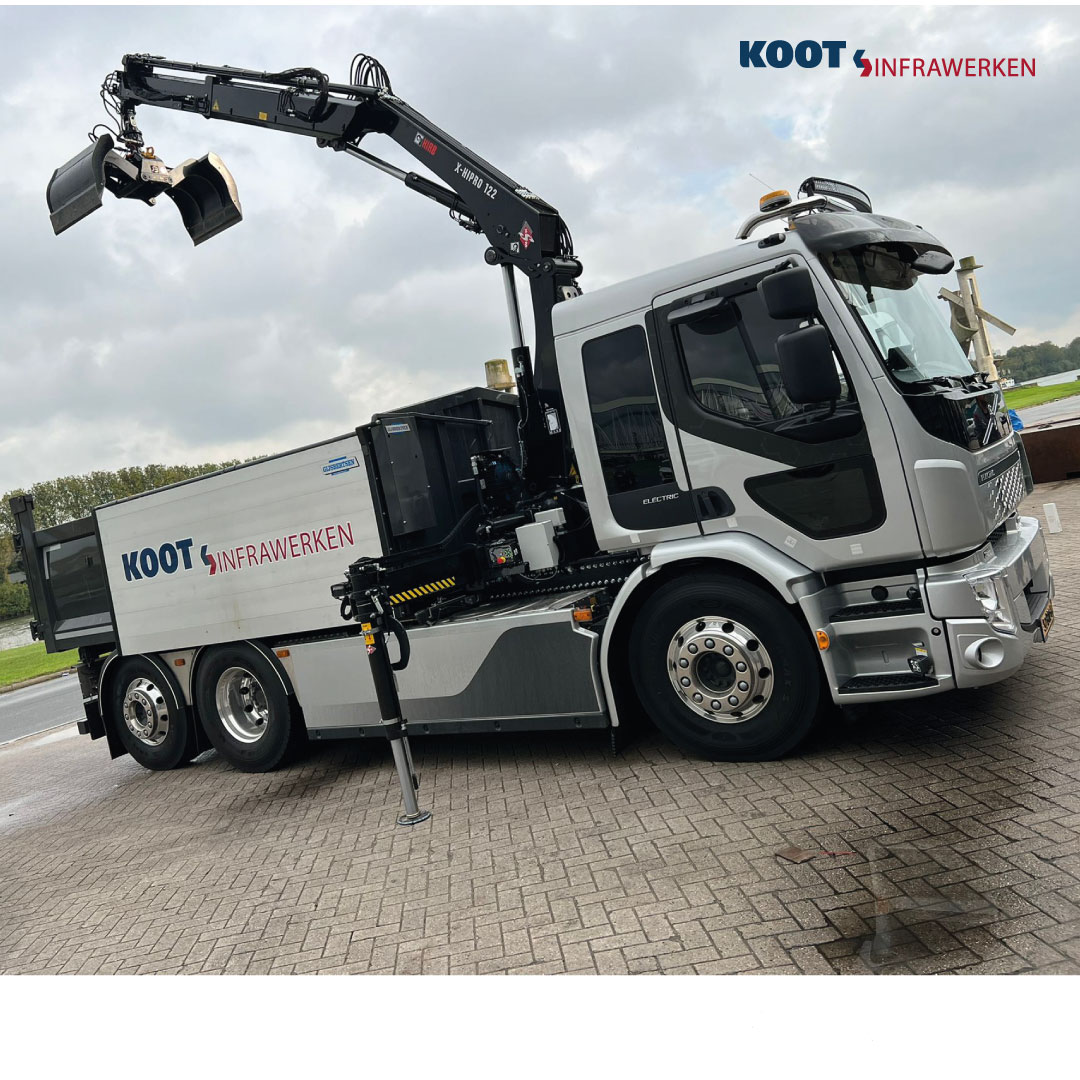 info_koot's tweet photo. In de afgelopen week is niet alleen de 4e elektrische shovel geleverd maar ook onze nieuwe elektrische knijperauto.
Deze Volvo FE rijdt, knijpt en kiept volledige elektrisch!
Wij wensen Paulus veel veilige kilometers en werkplezier met deze auto! #Volvo #elektrisch #GWW https://t.co/1ggqdNLVlB