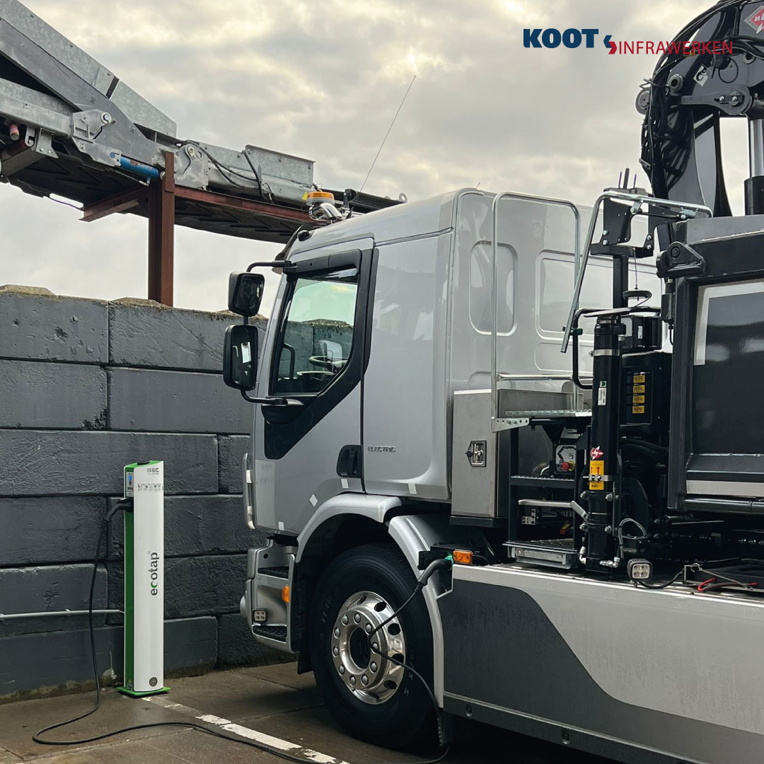 info_koot's tweet photo. In de afgelopen week is niet alleen de 4e elektrische shovel geleverd maar ook onze nieuwe elektrische knijperauto.
Deze Volvo FE rijdt, knijpt en kiept volledige elektrisch!
Wij wensen Paulus veel veilige kilometers en werkplezier met deze auto! #Volvo #elektrisch #GWW https://t.co/1ggqdNLVlB