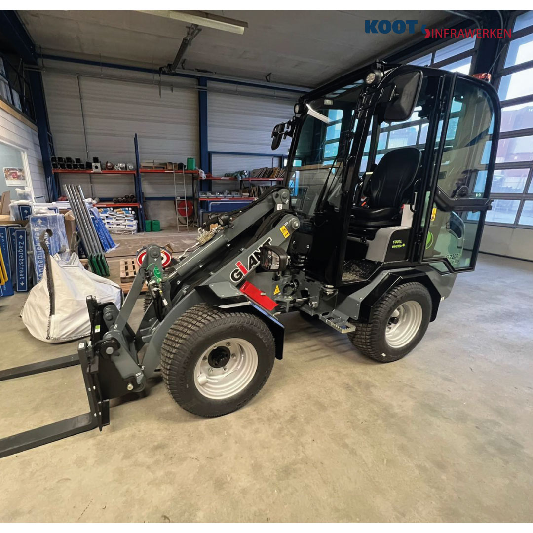 info_koot's tweet photo. In de afgelopen week is niet alleen de 4e elektrische shovel geleverd maar ook onze nieuwe elektrische knijperauto.
Deze Volvo FE rijdt, knijpt en kiept volledige elektrisch!
Wij wensen Paulus veel veilige kilometers en werkplezier met deze auto! #Volvo #elektrisch #GWW https://t.co/1ggqdNLVlB