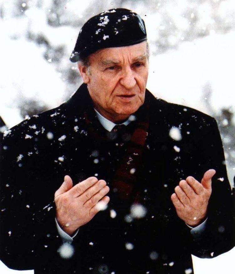 Ne yazmıştı Aliya o mektupta..

Sen Türk'sün. Bir ırk, bir din, bir mezhep değilsin, olamazsın. Batı, Haçlı Seferlerini düzenlerken Araplara Arap demiyordu, Türk diyordu. Çanakkale'de Kürtleri boğazlarken onlara Kürt demiyordu, Türk diyordu. Ne zaman ki onların çıkarı için yeni++