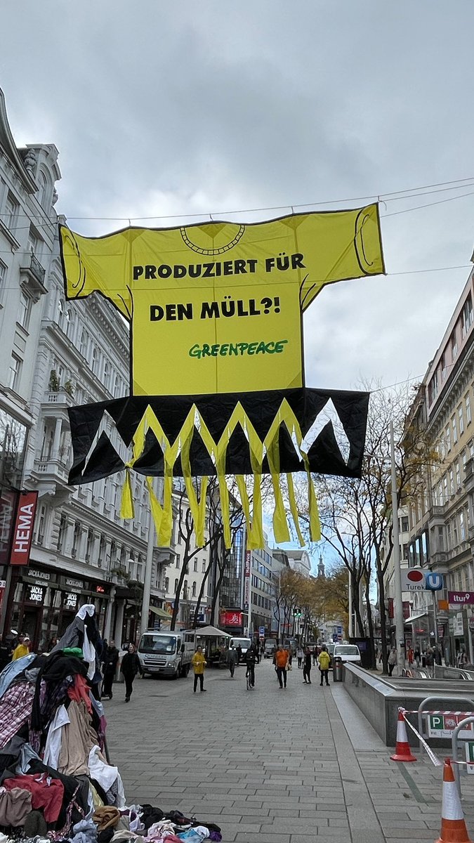 GreenpeaceAT's tweet photo. 1/2 Produziert für den Müll? Basierend auf Studien und Handelsbilanzen gehen wir davon aus, dass 2021 mindestens 4.600 Tonnen der in Österreich angebotenen Kleidung und Schuhe nicht verkauft und schlussendlich vernichtet wurden https://t.co/0MChlKwud3