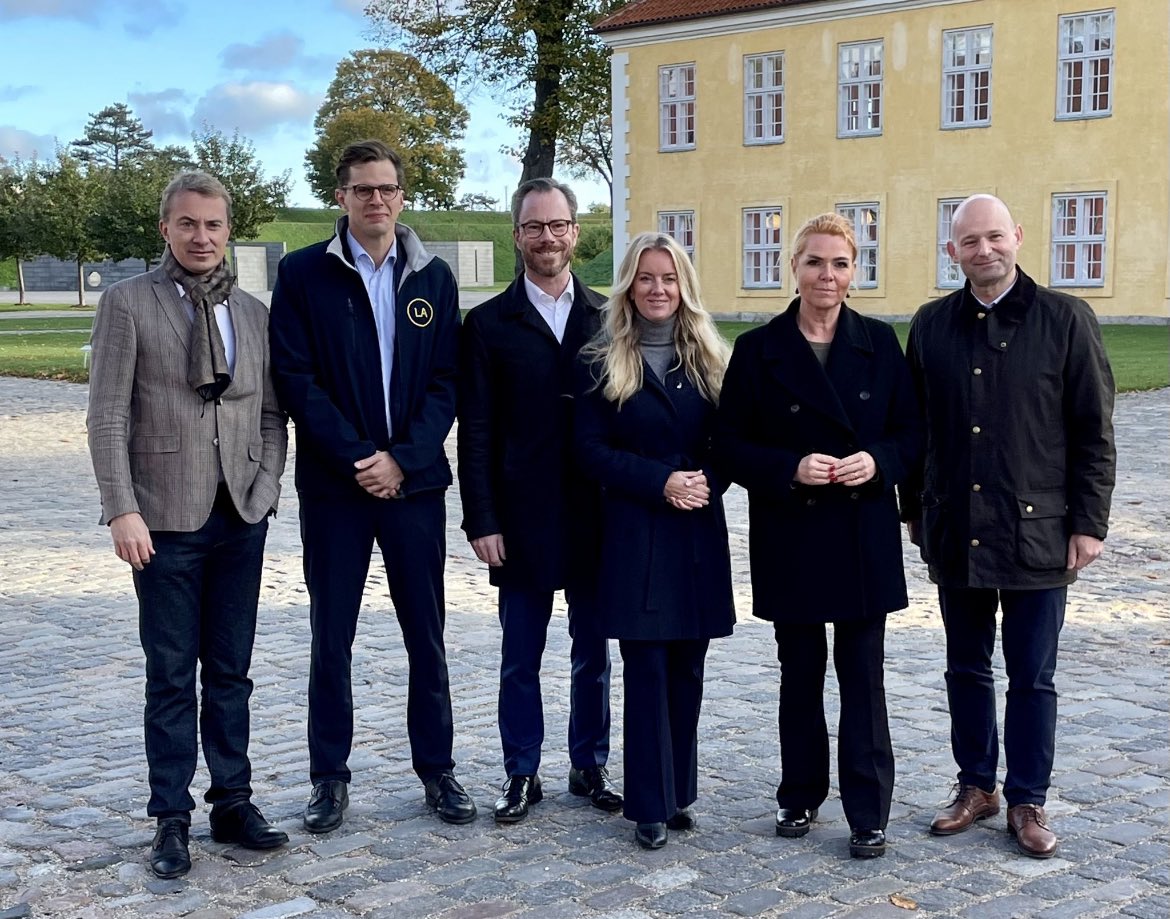 ammitzbollbille's tweet photo. Mange forstår ikke, hvorfor folk stemmer på Løkke?
Derfor
     👇🏻                            👇🏻        👇🏻 https://t.co/D8Y6SeYOd9