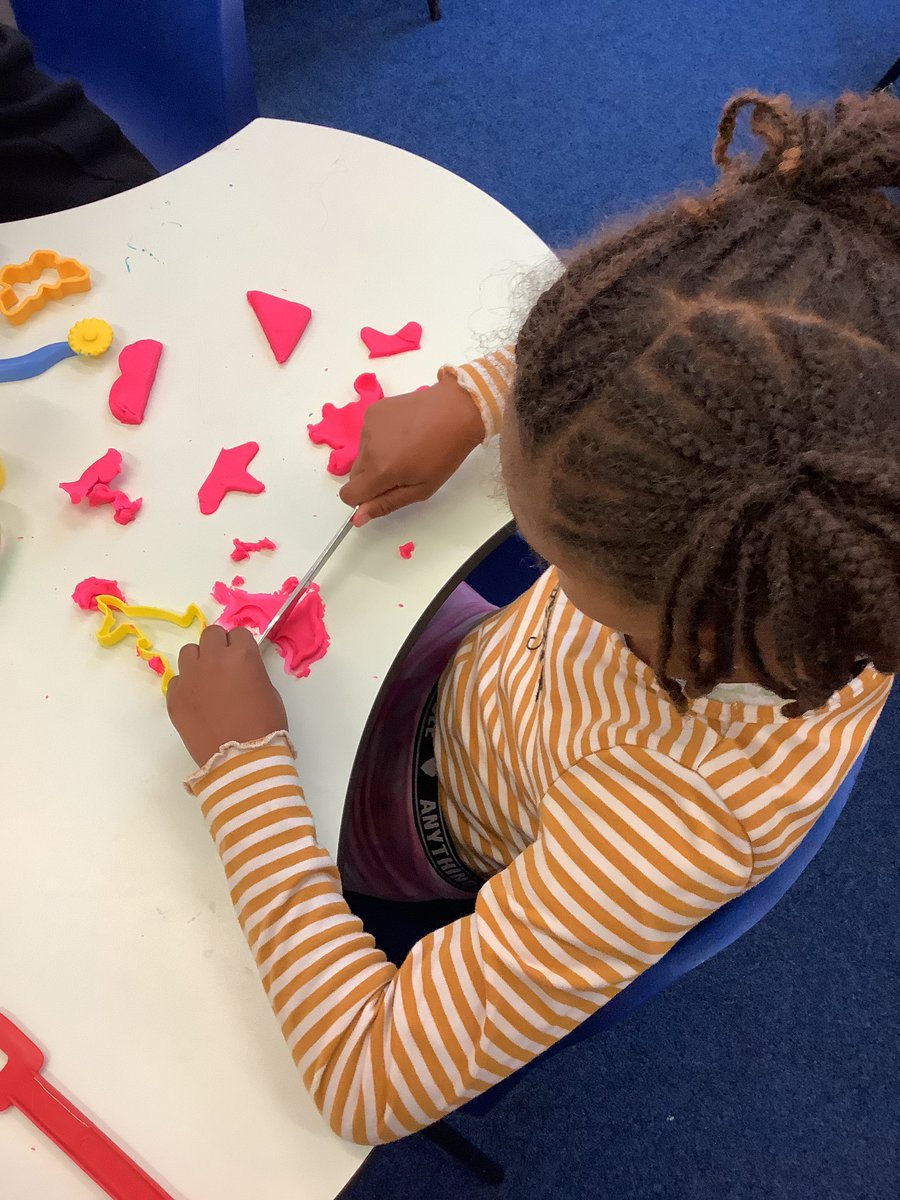 HTPS_MrsWay's tweet photo. @HTPS_MrsWay Cutting shapes in half in Year 3 - We love playdoh maths! #HTPSchool #HTPSM&N #BigMaths https://t.co/qTgLvsmdXV