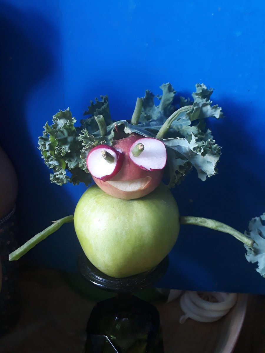 madamezucchini's tweet photo. Seasonal creation 🍏🥦🍎

#seasonal #funwithveg #funwithfruit https://t.co/Xw3VTisjfL