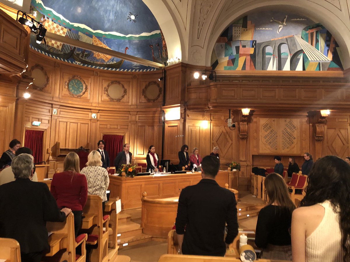 Evacekelund's tweet photo. Solemn moment i Swedish parliament. One minute of silence for all victims of the Colombian civil war. Launch of Truth Commission report. #GraciasXDefender https://t.co/R0ybcA5ZRu