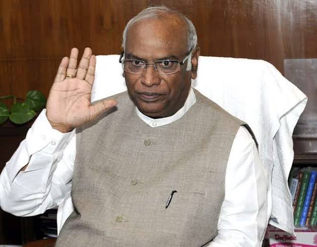 Shamrozkhan_'s tweet photo. It is very proud movement for Kannadigas that Mr Kharge has been elected as AICC president a first non Gandhi after a gap of more than  25 yrs.Heartley congratulation to Mr #Khargeji and hope congress will again shine under his leadership @kharge @AICCMedia #congress
@mlarbpatil https://t.co/szh0WRLtit