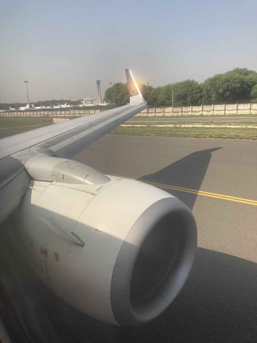 kushanmitra's tweet photo. Not too many 737 flights these days so it is nice to be onboard @airvistara 951 operated by VT-TGH, a 8.4 year old 737-800; the former VT-JFT. Even better having no neighbours other than my battery pack! #anotherdayanotherflight https://t.co/o6IpFoTvwY