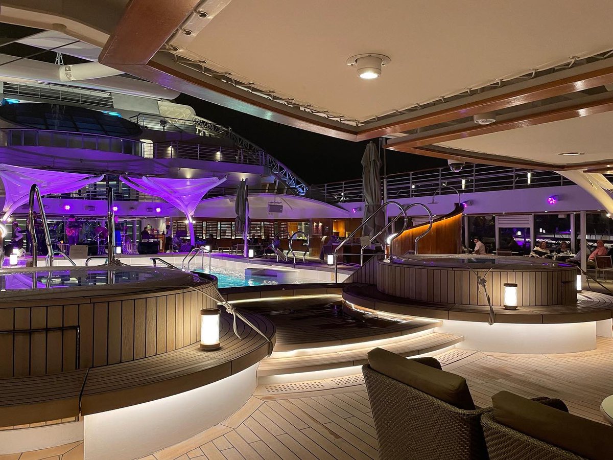 CruiseLineUK's tweet photo. What a fabulous evening spent eating out on deck at The Collonade restaurant and listening to the fabulous love music by the pool ! #seabourncruises #seabournovation #seabourndifference https://t.co/FhpoYZND85