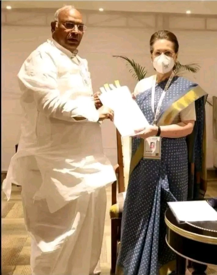 adhi2222's tweet photo. गांधी जी किसी दलित को कांग्रेस अध्यक्ष देखना चाहते थे, बापू का यह सपना दूसरी बार पूरा हुआ है।
आदरणीय मल्लिकार्जुन खड़गे जी (@kharge) को कांग्रेस (@INCIndia) का अध्यक्ष निर्वाचित होने पर बधाई एवं शुभकामनायें।
जय लोकतंत्र, जय कांग्रेस।
#Mallikaarjunkharge
#CongressPresidentElection https://t.co/4qpgqKO5Ey