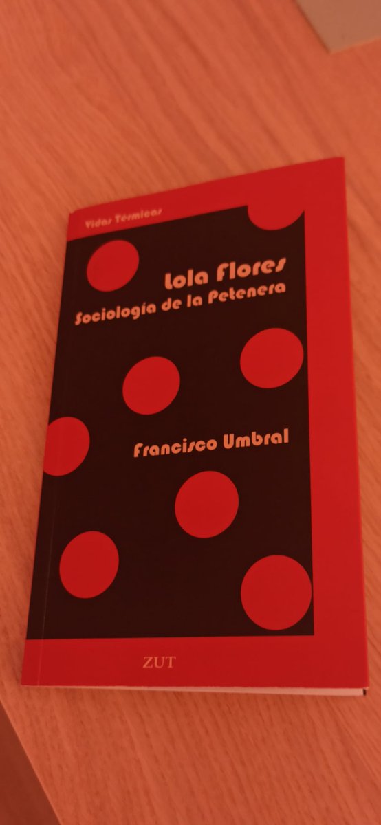 Hoy he venido a hablar de mi libro, bueno, no del mío, del de él, “Lola Flores: Sociología de la Petenera” de Paco Umbral.  Esperaba encontrarme un estudio sociológico al uso sobre su figura, pero las 99 hojas que ocupa van mucho más allá.
