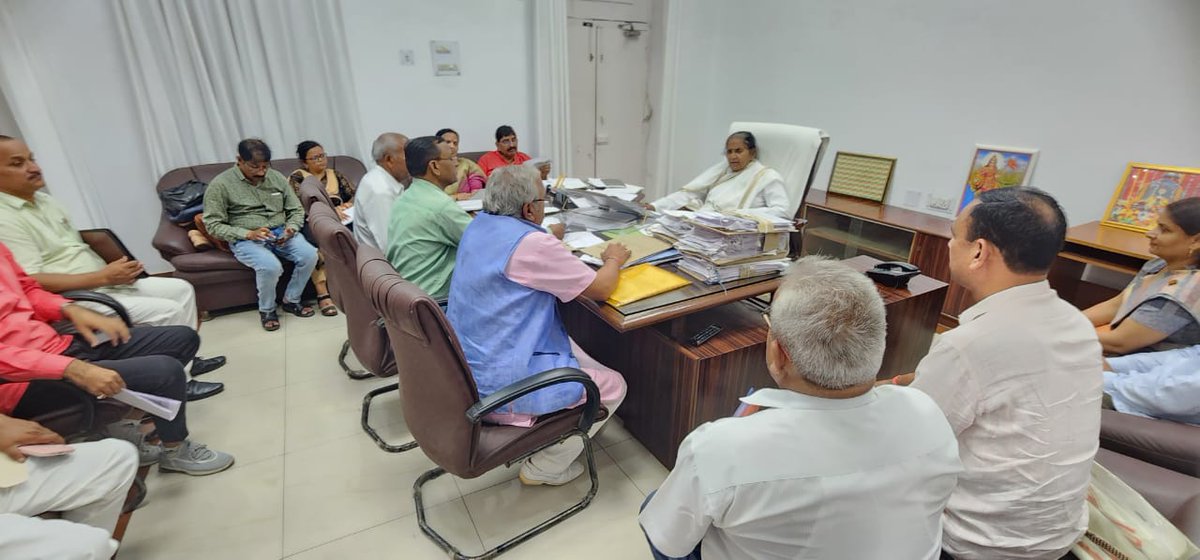 gulabdeviup's tweet photo. लखनऊ सचिवालय स्थित अपने कार्यालय में राज्य के विभिन्न जनपदों से आए हुये लोगों से मुलाकात कर उनकी समस्याओं को जाना एवं संबंधित अधिकारियों को त्वरित व समयबद्ध निस्तारण हेतु निर्देश दिए। https://t.co/6ySsHDJRV5