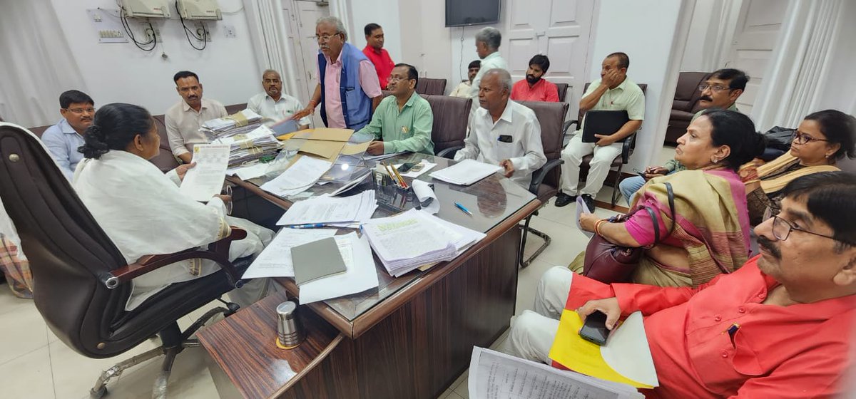gulabdeviup's tweet photo. लखनऊ सचिवालय स्थित अपने कार्यालय में राज्य के विभिन्न जनपदों से आए हुये लोगों से मुलाकात कर उनकी समस्याओं को जाना एवं संबंधित अधिकारियों को त्वरित व समयबद्ध निस्तारण हेतु निर्देश दिए। https://t.co/6ySsHDJRV5