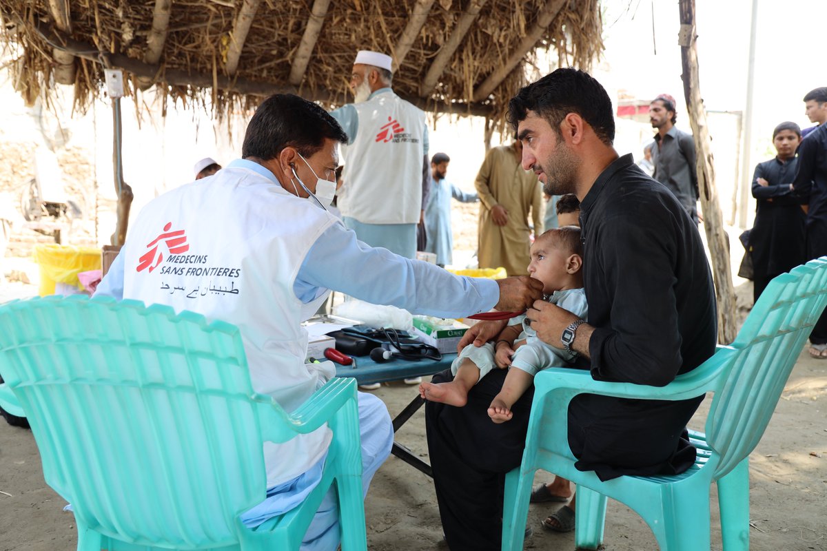 MSF_Pakistan's tweet photo. Dr Iftikhar Ahmed, an @MSF's medical doctor is examining a child with skin disease at the MSF's mobile clinic in flood-affected Miaonlay village, Charsadda district.

#PakistanFloods #KhyberPakhtunkhwa #MSFinPakistan https://t.co/J5qya1juF5