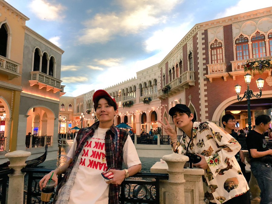kimshe01's tweet photo. #Vsign https://t.co/GiJmrsTBL1