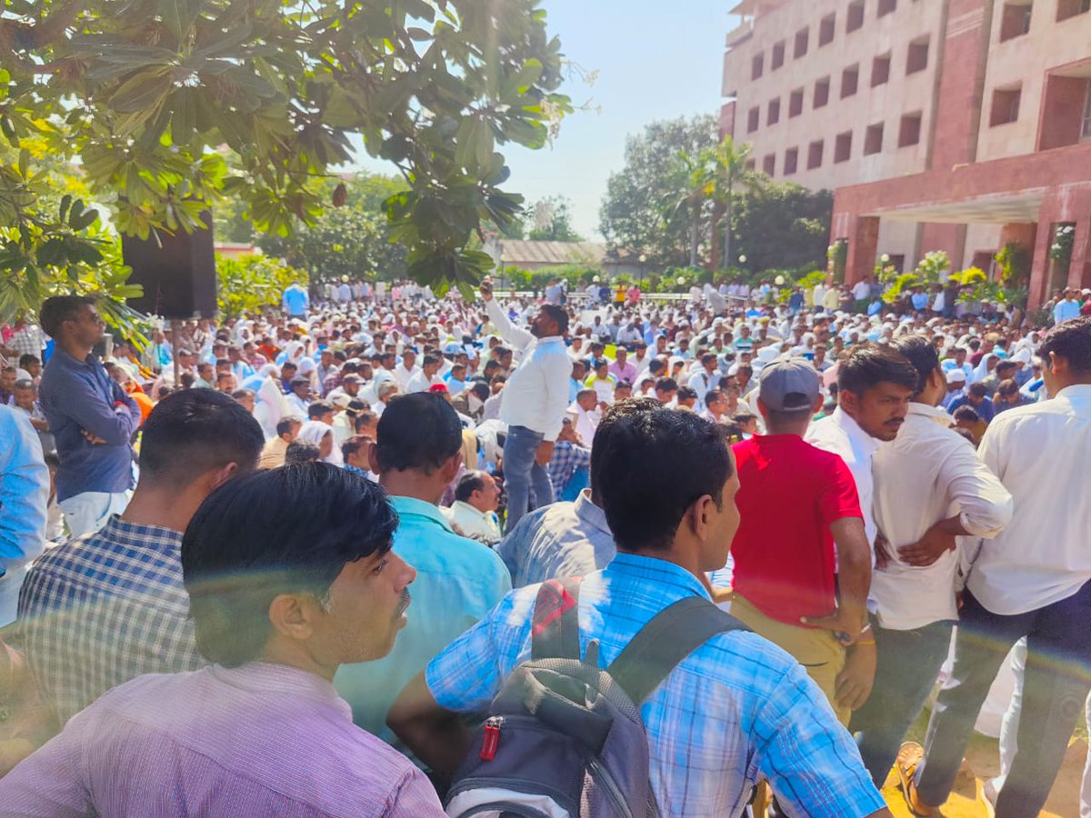 Rajendra4BJP's tweet photo. राजधानी जयपुर स्थित विद्युत भवन में  RUVNL, RVPNL, JVVNL, AVVNL, JdVVNL के हजारों कर्मचारी प्रदेश की सरकारी बिजली कंपनियों में पुरानी पेंशन स्कीम (OPS) लागू करने और निजीकरण के खिलाफ विरोध-प्रदर्शन कर रहे हैं।  (1/2) https://t.co/6DtZADNg2i