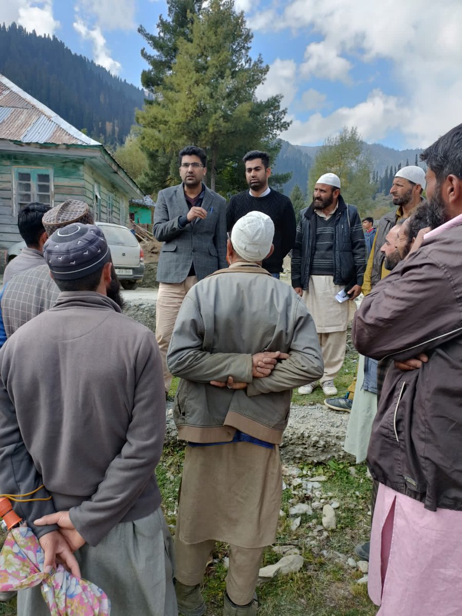 KashmirIndus's tweet photo. #Back2Village
As part of #JanAbhiyanJK, Department of Industries &amp; Commerce is reaching out to people of remote areas to highlight the Pradhan mantri employment generation schemes implemented by the department.#PMEGP #NCSS-2021. https://t.co/YOJvCNKevc