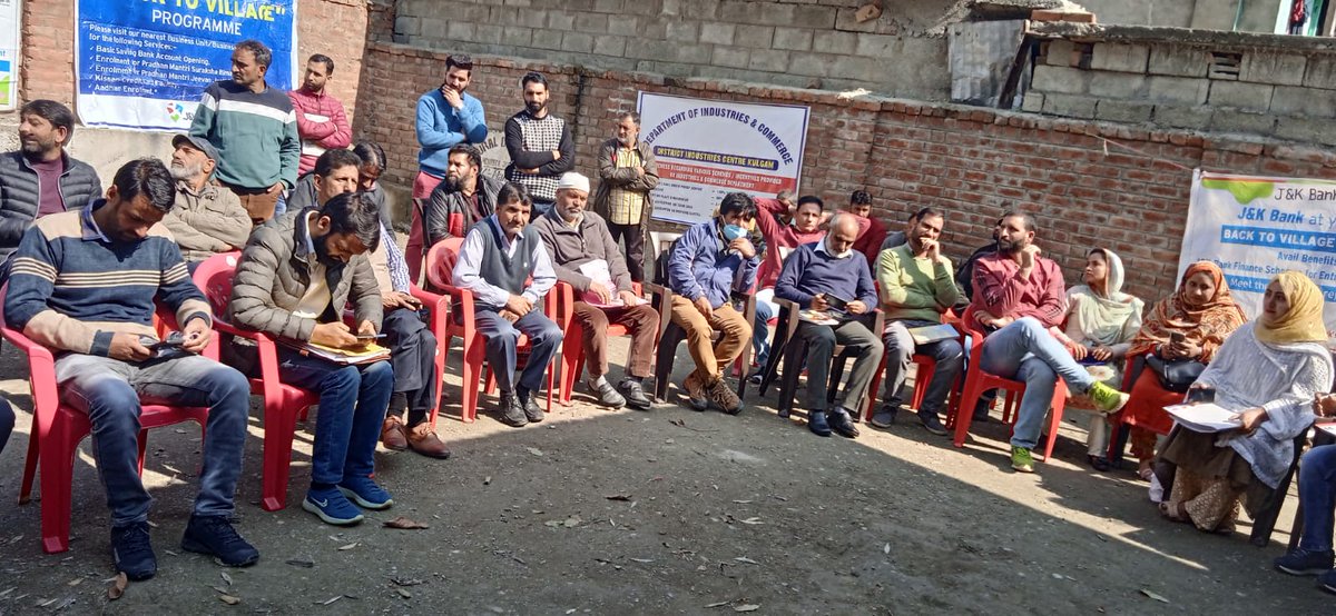 KashmirIndus's tweet photo. #Back2Village
As part of #JanAbhiyanJK, Department of Industries &amp; Commerce is reaching out to people of remote areas to highlight the Pradhan mantri employment generation schemes implemented by the department.#PMEGP #NCSS-2021. https://t.co/YOJvCNKevc