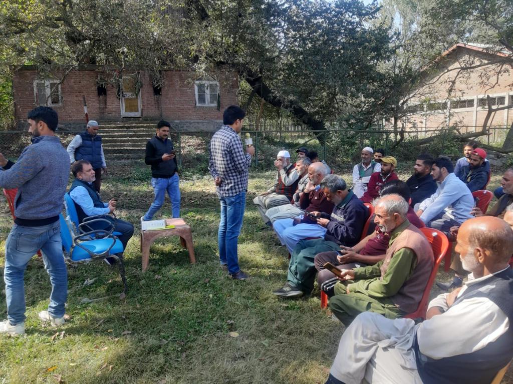 KashmirIndus's tweet photo. #Back2Village
As part of #JanAbhiyanJK, Department of Industries &amp; Commerce is reaching out to people of remote areas to highlight the Pradhan mantri employment generation schemes implemented by the department.#PMEGP #NCSS-2021. https://t.co/YOJvCNKevc