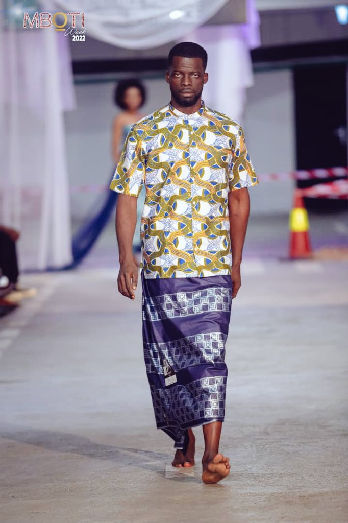 WoodinCameroun's tweet photo. #MbotiWeek✨
Woodin s’adapte à toutes vos envies vestimentaires. ✨
Chemise et pagne disponibles à la boutique.👇🏾😇
⌚️ Nous fermons à 18h
📍Douala - Akwa, Rue en face de l’Hôtel la Falaise
☎️ 693 183 918
🔺 Collection Just & Délicatesse de Woodin
#WoodinCameroun https://t.co/NUW0c63zMb